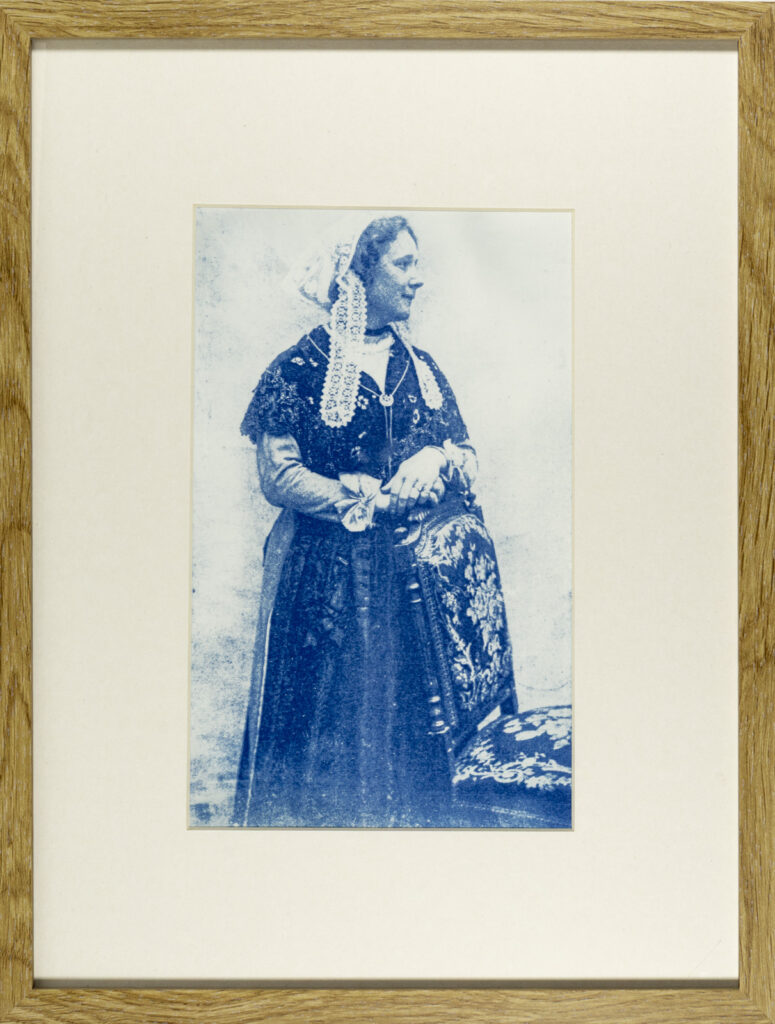 Belliloise en costume traditionnel, Cyanotype