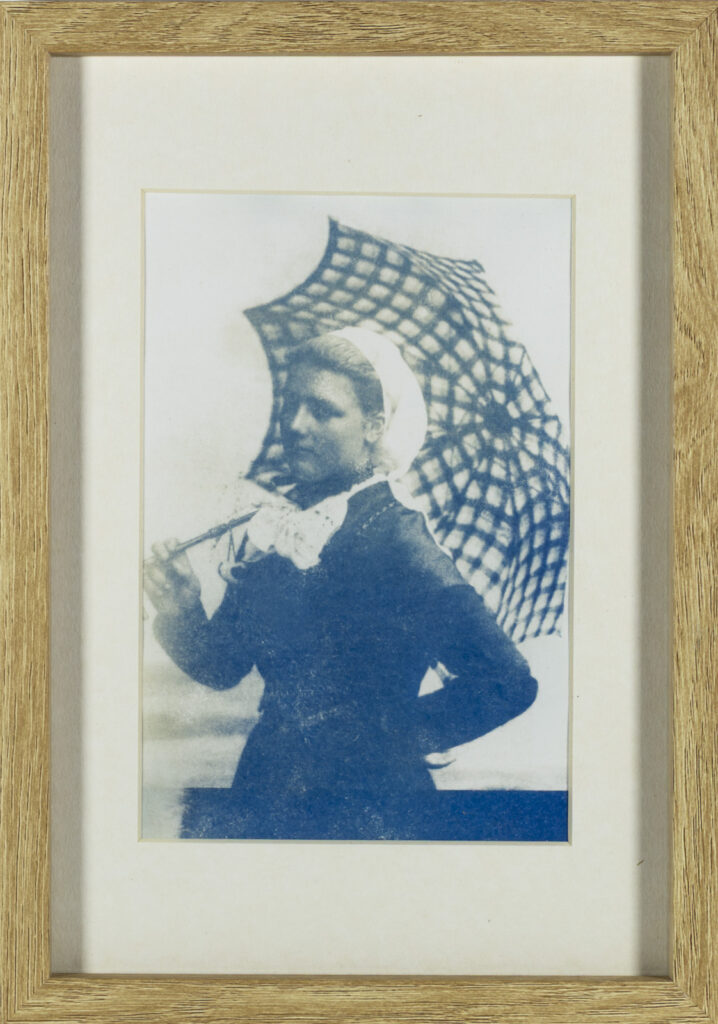 Belliloise à l'ombrelle, Cyanotype