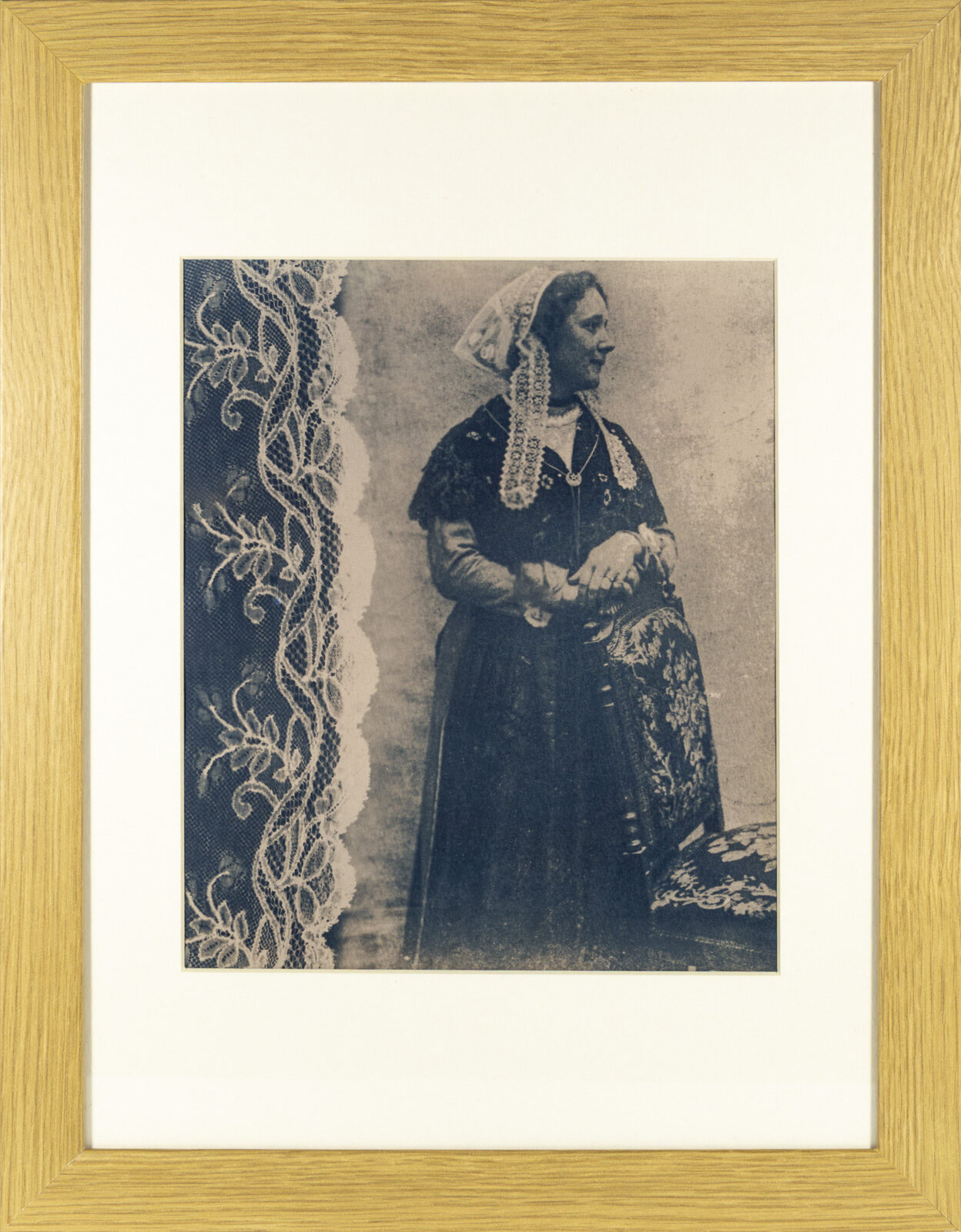 Belliloise en costume traditionnel et jeu de dentelles