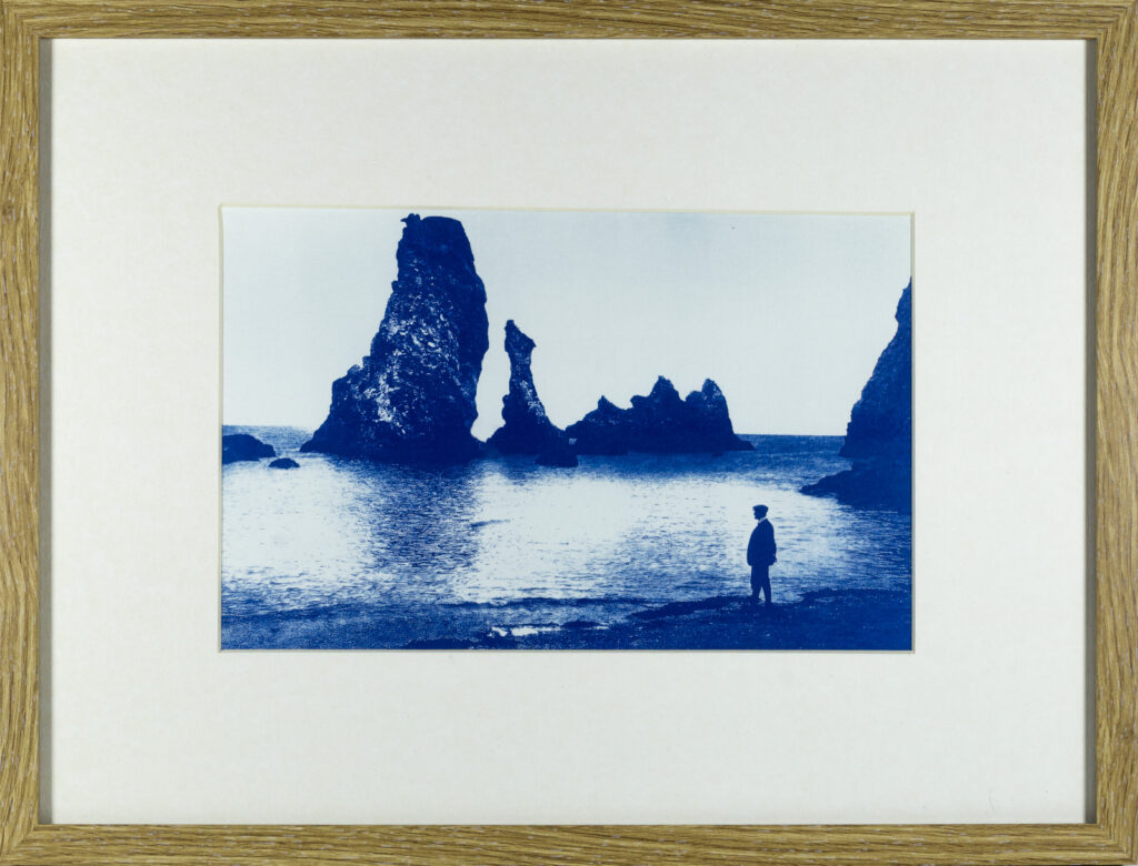Personnage devant les Aiguilles de Port Coton, Cyanotype