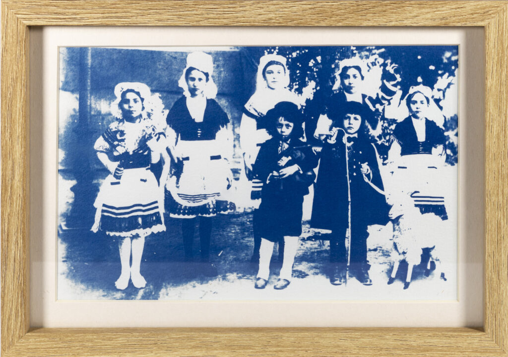 Enfants en costumes traditionnels bellilois, Cyanotype